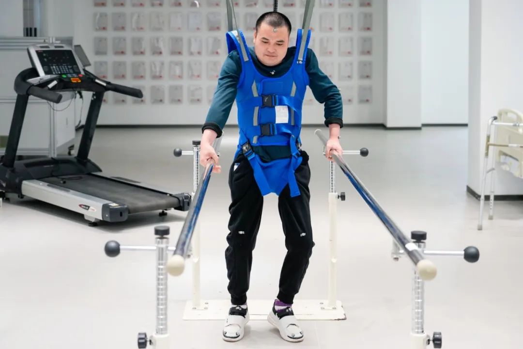 在術(shù)后第14天，患者依靠自身運(yùn)動意圖行走。復(fù)旦大學(xué)供圖