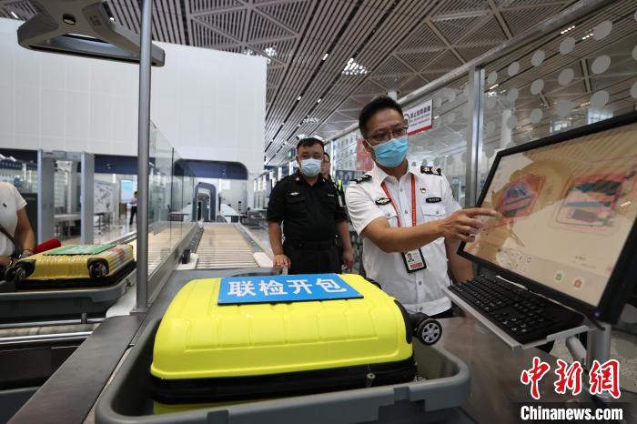 6月25日，在?？诿捞m國(guó)際機(jī)場(chǎng)T2航站樓，工作人員對(duì)完成改造的設(shè)備進(jìn)行模擬測(cè)試?！∈Y啟明 攝