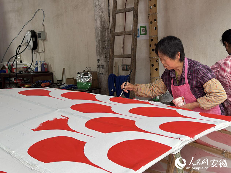 瞻淇村內(nèi)大多數(shù)村民都掌握制作魚燈的絕活。人民網(wǎng)記者 胡雨松攝