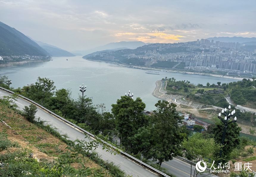 從巫山縣龍門街道江村遠(yuǎn)眺，左側(cè)為三峽里·竹枝村，右側(cè)為巫山縣城。人民網(wǎng)記者 劉政寧攝