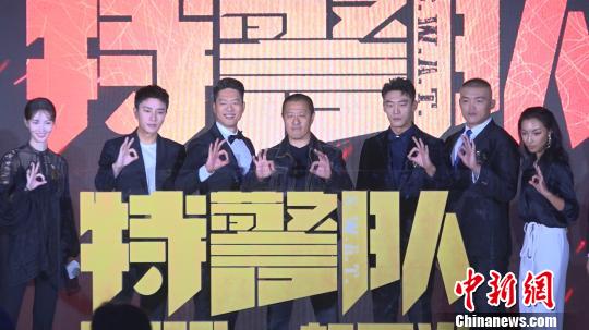 由導(dǎo)演丁晟所帶來的《特警隊(duì)》集結(jié)了凌瀟肅、賈乃亮、金晨等實(shí)力派演員?！】涤裾?攝