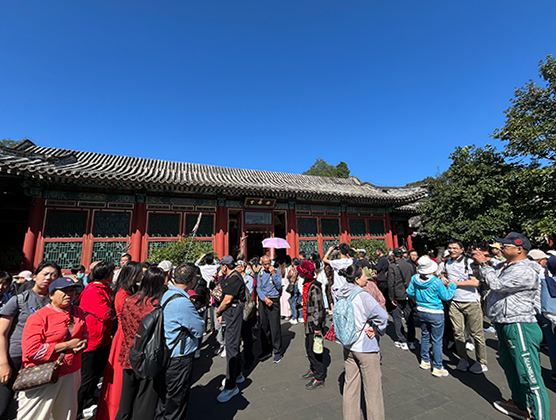 游客在頤和園游覽。人民網(wǎng)記者 李楠樺攝