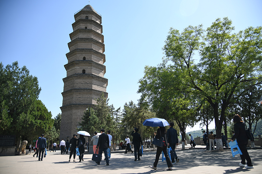 圖為2024年5月7日，游客在延安寶塔山參觀。 新華社記者 張博文 攝