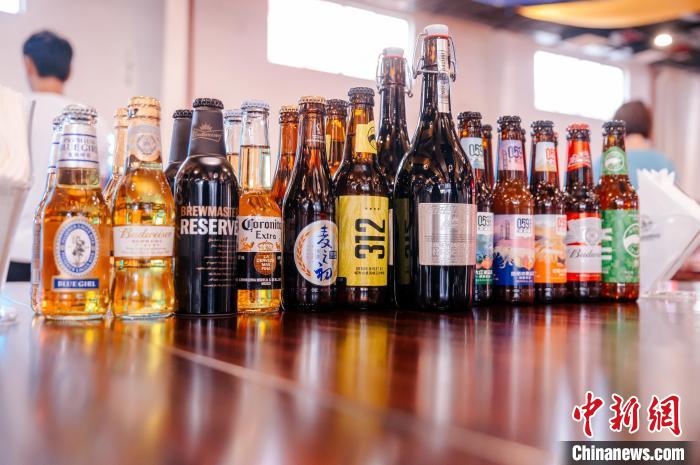 莆田基地主要生產(chǎn)全球旗艦品牌百威、科羅娜、貝克等啤酒，并生產(chǎn)雪津啤酒、雪山啤酒、藍(lán)妹啤酒等?！±钅宪?攝