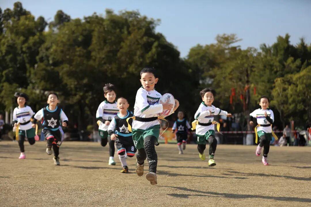 福建省福州市兒童公園,幼兒組隊員正在進行橄欖球比賽。謝貴明攝(人民視覺)