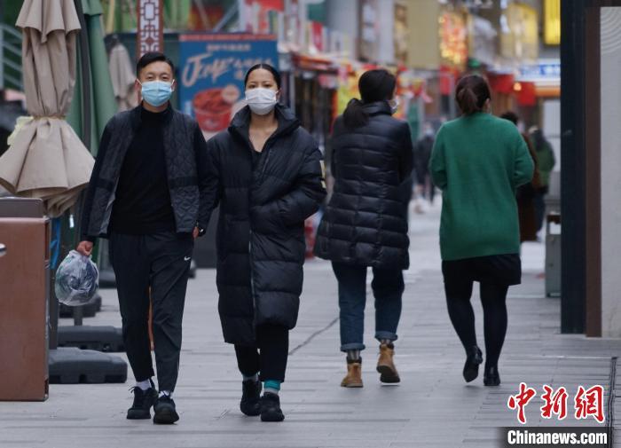 圖為市民穿羽絨服出行?！●R銘言 攝