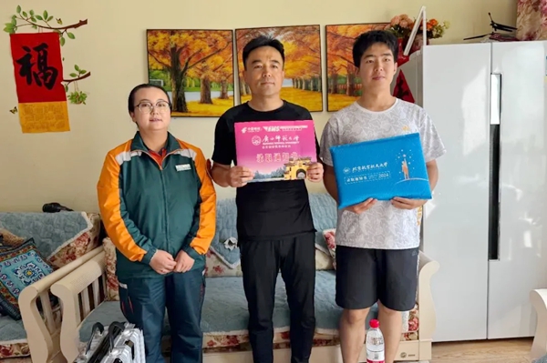 劉傲寒父子收到錄取通知書。北航供圖